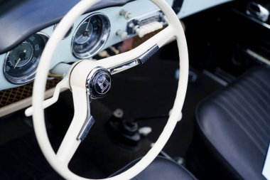 Iserlohn Gruermannscheide, NRW, Almanya. 13 Temmuz 2024. Eski bir Volkswagen Karmann-Ghia 'nın iç mimarisi. Yazın klasik bir araba sergisinde..