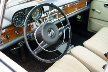 Iserlohn Gruermannscheide, NRW, Almanya. 13 Temmuz 2024. Yazın klasik araba sergisinde Eski Siyah Mercedes W110 'un içini..