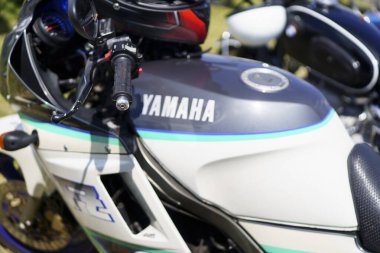 Iserlohn Gruermannscheide, NRW, Almanya. 13 Temmuz 2024. Yamaha motosiklet amblemi bir motosiklet sergisinde siyah bir yakıt deposunda..