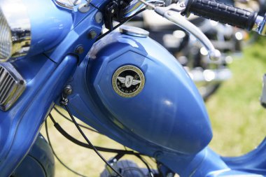 Iserlohn Gruermannscheide, NRW, Almanya. 13 Temmuz 2024. Zundapp motosiklet amblemi bir motosiklet sergisinde siyah bir yakıt tankında..