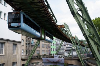 Wuppertal, NRW, Almanya. 18 Temmuz 2024. Demiryolunu askıya al.
