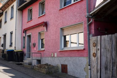 Altena, NRW, Almanya. 9 Mart 2025. Kırmızı tenteli pembe bir bina. Eski bir Alman kasabasının fotoğrafı..