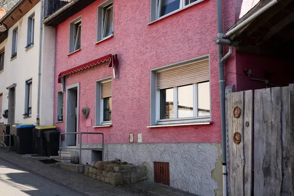 Altena, NRW, Almanya. 9 Mart 2025. Kırmızı tenteli pembe bir bina. Eski bir Alman kasabasının fotoğrafı..