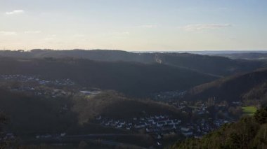 Sauerland tepeleri arasında Almanya 'da küçük bir kasaba olan Nachrodt' un panoramik zaman dilimi videosu. Avrupa turizm kavramı
