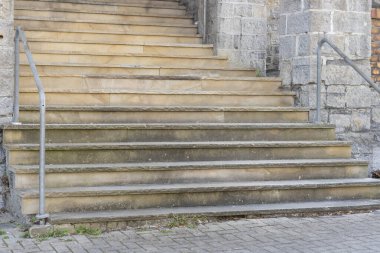 Metal parmaklıklı geniş taş merdiven.