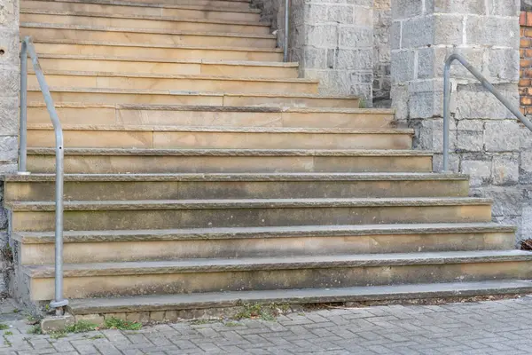 Metal parmaklıklı geniş taş merdiven.