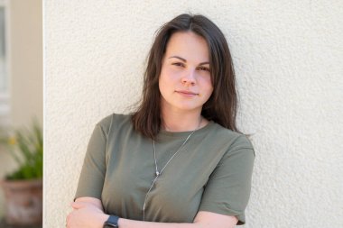 Açık havada tişörtlü, koyu renk saçlı, geçmişi bulanık bir kız.
