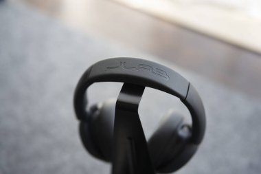 Iserlohn, NRW, Almanya. 9 Nisan 2025. Siyah kulaklıklar JLab JUX ANC Akıllı Gürültü Bluetooth veya kablolarla İptal Ediyor 