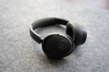 Iserlohn, NRW, Almanya. 9 Nisan 2025. Siyah kulaklıklar JLab JUX ANC Akıllı Gürültü Bluetooth veya kablolarla İptal Ediyor 
