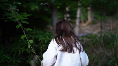 4k video gerçek zamanlı kızlar gün batımında ormanda kazak ve kot pantolon giyerler.