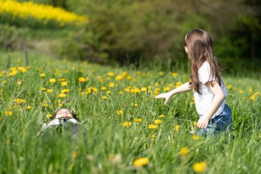 Yazın yeşil bir alanda Trafe oynayan iki kız kardeş. Çocukların eğlence konsepti.