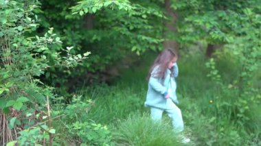 Küçük kız sık yaz ormanından kaçıyor. Doğada çocukluk kavramı. Yavaş video