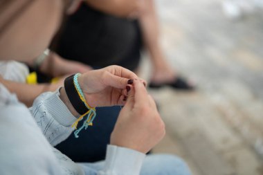 Dikiş atarken çocukların elleri yakın plan çekimde. Eğitici kavram