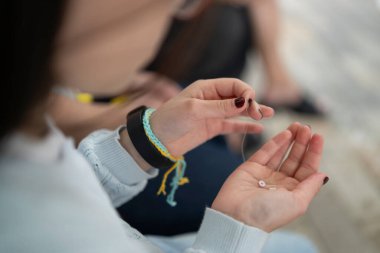 Dikiş atarken çocukların elleri yakın plan çekimde. Eğitici kavram