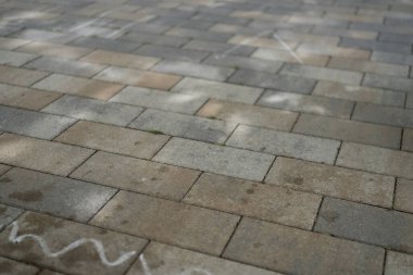 Üzerinde tebeşir çizgisi olan tuğla işi. Kaldırımda çocuk sanatı konsepti