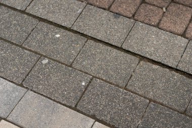 Tuğla kaldırımın çapraz fotoğrafı. Yüzeyin doku kavramı