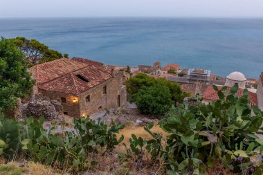 Monemvasia, Lakonia, Moreloponnese, Yunanistan 'daki ortaçağ şatosunun manzarası