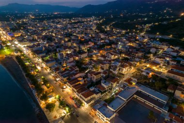 Yunanistan 'ın güney Mora bölgesindeki Vatika bölgesinin başkanı Napoli' nin hava gece görüşü.