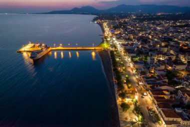 Yunanistan 'ın güney Mora bölgesindeki Vatika bölgesinin başındaki Napoli kasabasının hava gece görüşü.