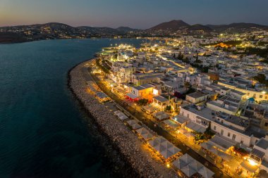 Yunanistan 'ın Paros adasında geleneksel beyaz evleri olan Parikia köyünün hava manzarası.