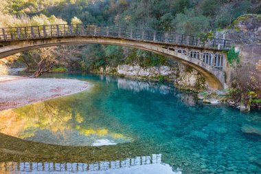 Temiz suları ve epirüs Yunanistan 'daki ünlü köprüsü olan Voidomatis Nehri' nin havadan görünüşü.