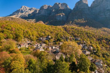 Yunanistan 'ın Zagori mevsiminde arka planda taş binalar ve astraka dağlarıyla geleneksel köy Mikro Papigo' nun hava manzarası