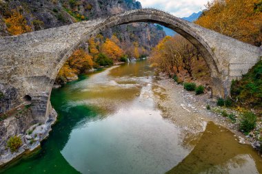 Zagori, Epirus ve Yunanistan 'da Aoos nehri üzerindeki Aoos Nehri' nin taştan köprüsünün hava manzarası.