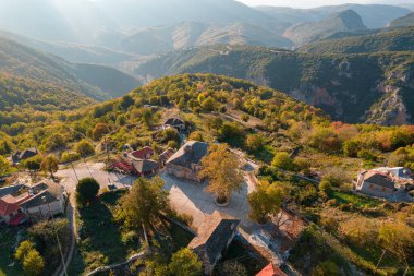 Yunanistan 'ın Zagori epirüsünde arka plan olarak güz mevsiminde Aoos Vikos Ulusal Parkı ile geleneksel taş köy vikolarının hava manzarası
