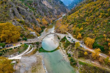 Zagori, Epirus ve Yunanistan 'da Aoos nehri üzerindeki Aoos Nehri' nin taştan köprüsünün hava manzarası.