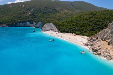 Kefalonia 'daki cennet sahili, güzel İyon adası Yunanistan' ın havadan görünüşü