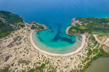 Messinia, Gialova, Moreloponnese, Yunanistan 'daki Voidokoilia' nın ikonik yarı dairesel kumlu plajının insansız hava aracı fotoğrafı