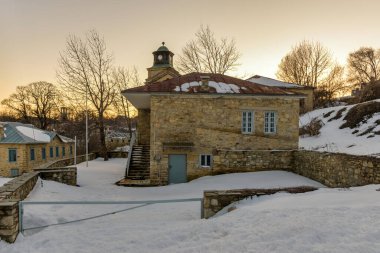 Karlı Nymfaio Florinas manzarası Yunanistan 'ın kuzeyinde bulunan ve kahverengi ayıları koruyan Arcturos örgütüyle de bilinen geleneksel bir köydür.