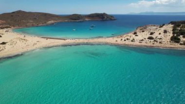 Elafonisos 'taki Simos plajının hava videosu. Güney Peloponese elafonisos 'ta yer alan küçük bir ada cennet kumlu plajları ve turkuaz sularıyla ünlüdür..