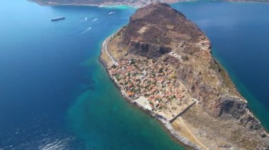 Monemvasia, Lakonia, Moreloponnese, Yunanistan 'ın ortaçağ şatosundan insansız hava aracı videosu.