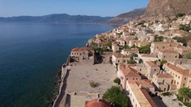 Monemvasia, Lakonia, Moreloponnese, Yunanistan 'ın ortaçağ şatosundan insansız hava aracı videosu.