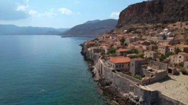 Monemvasia, Lakonia, Moreloponnese, Yunanistan 'ın ortaçağ şatosundan insansız hava aracı videosu.