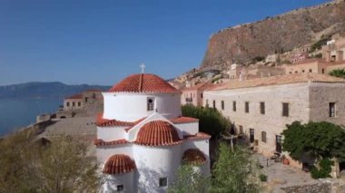 Monemvasia, Lakonia, Moreloponnese, Yunanistan 'ın ortaçağ şatosundan insansız hava aracı videosu.