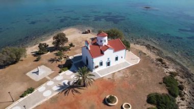 Elafonisos 'un ana köyünün hava görüntüleri. Güney Mora Elafonisos 'ta yer alan küçük bir ada cennet kumlu plajları ve turkuaz sularıyla ünlüdür..