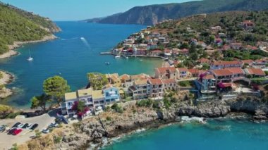 Kefonya adasındaki güzel Assos köyünün klibi, iyonya, batı Yunanistan.