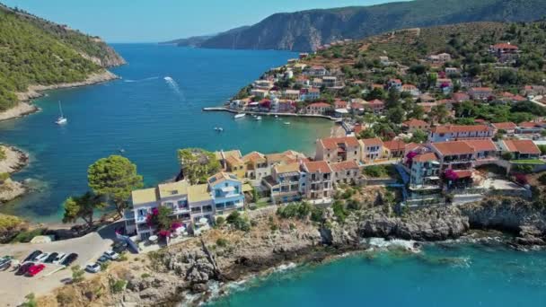 ケファロニア島 イオニア 西ギリシャの美しいアソス村の空中ビデオ — ストック動画