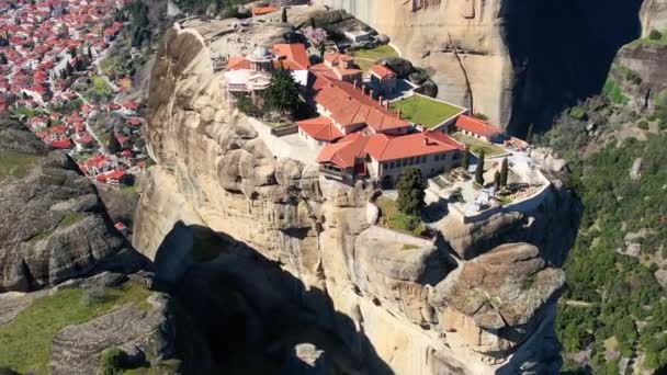 ユネスコの世界遺産に登録されている聖三位一体修道院アギア トリアーダの空中ビデオは 秋の季節にカラマンバカ村の上のユニークな岩の形成に位置しています — ストック動画