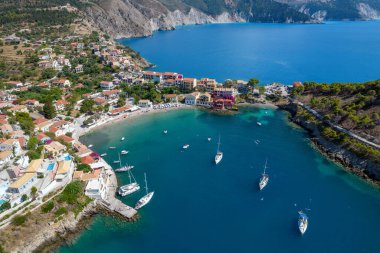 Kefonya adasındaki güzel Assos köyünün hava manzarası, iyonya, batı Yunanistan.