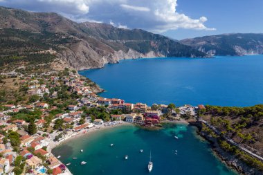 Kefonya adasındaki güzel Assos köyünün hava manzarası, iyonya, batı Yunanistan.
