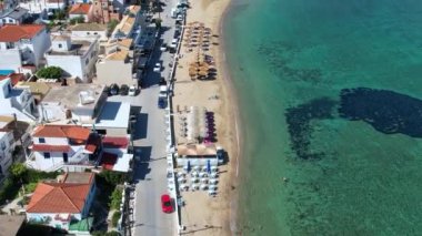 Elafonisos 'un ana köyünün havadan görüntüsü. Güney Mora Elafonisos 'ta yer alan küçük bir ada cennet kumlu plajları ve turkuaz sularıyla ünlüdür..