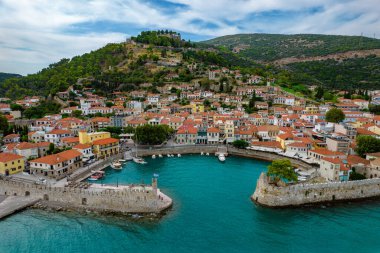 İkonik Nafaktos şehrinin ve Yunanistan 'ın Aitoloakarnania, Lepanto savaşıyla ünlü Venedik limanının insansız hava aracı fotoğrafı.