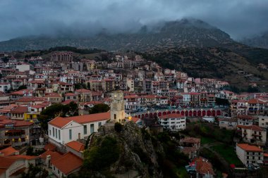 Yunanistan 'ın Parnassus Dağı' ndaki ünlü kış beldesi Arachova 'nın manzaralı manzarası.