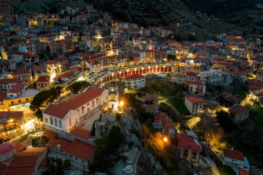 Yunanistan 'ın Parnassus Dağı' ndaki ünlü kış beldesi Arachova 'nın manzaralı manzarası.