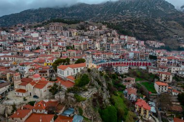 Yunanistan 'ın Parnassus Dağı' ndaki ünlü kış beldesi Arachova 'nın manzaralı manzarası.