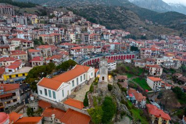 Yunanistan 'ın Parnassus Dağı' ndaki ünlü kış beldesi Arachova 'nın manzaralı manzarası.