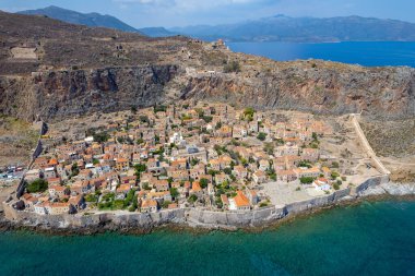 Monemvasia, Lakonia, Moreloponnese, Yunanistan 'ın ortaçağ şatosunun havadan görünüşü